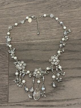 🩶🤍WHBM Crystal Floral Statement Necklace in Silver and Pearl🩶🤍
